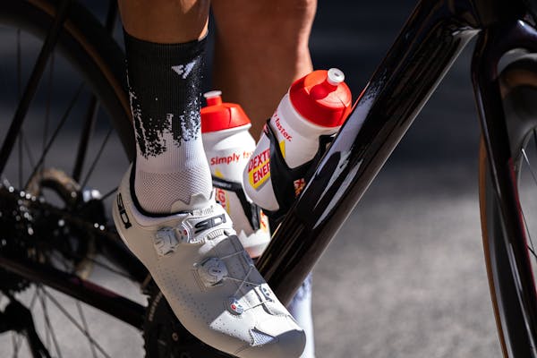 Cycling Nutrition on the Bike: Gels, Bars, Hydration, and Timing