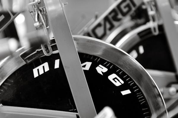 Indoor Cycling Setup: Smart Trainer vs Spin Bike vs Rollers