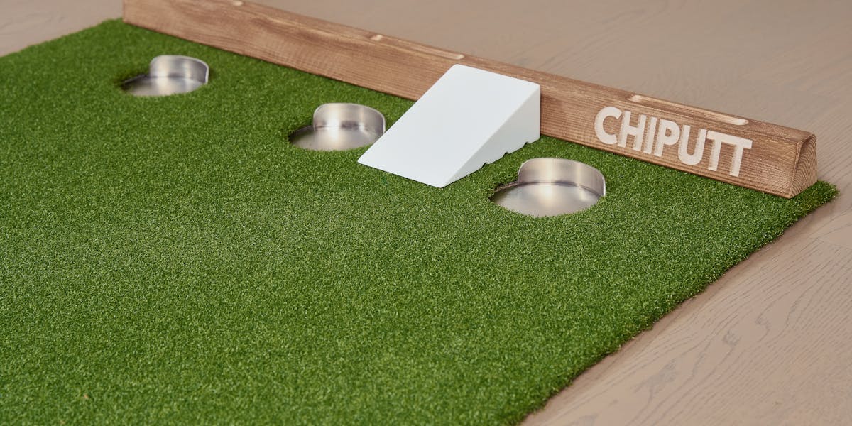 A versatile chipping and putting mat for indoor golf practice and training.