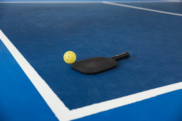 Pickleball Paddle Weight Guide: Light vs Heavy