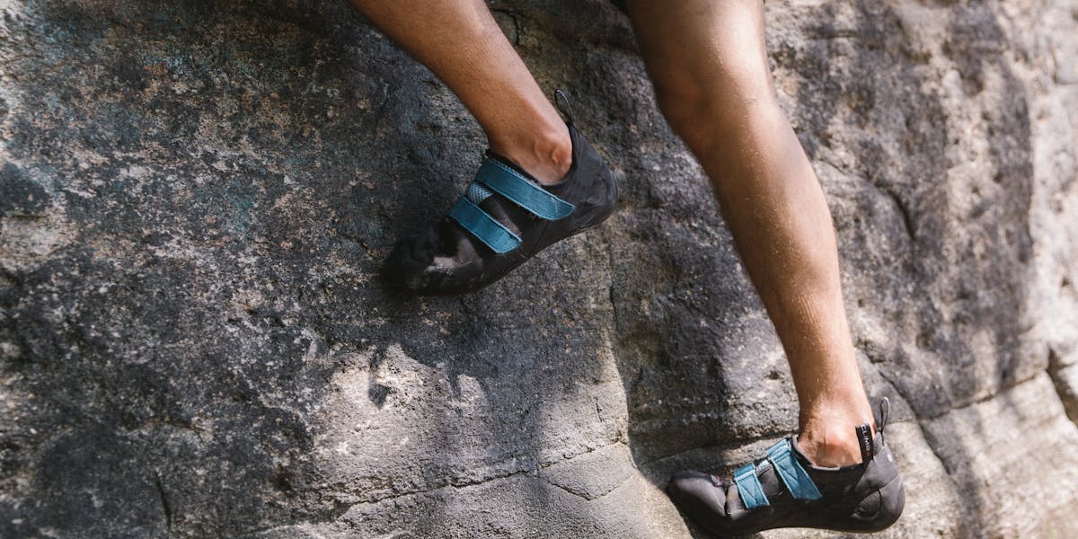 Bouldering Crash Pad Buying Guide: Thickness, Fold Style, and Coverage