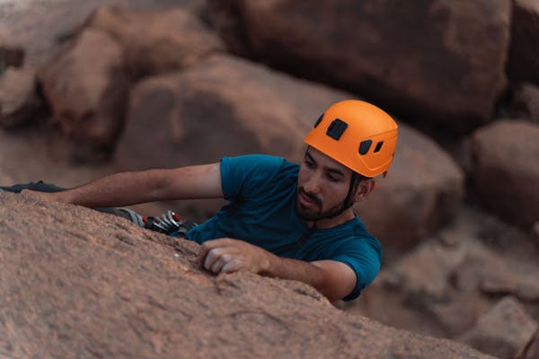 Climbing helmet guide