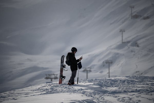 Snowboard Edge Tuning Guide: File Angles, Detuning, and When to Visit the Shop